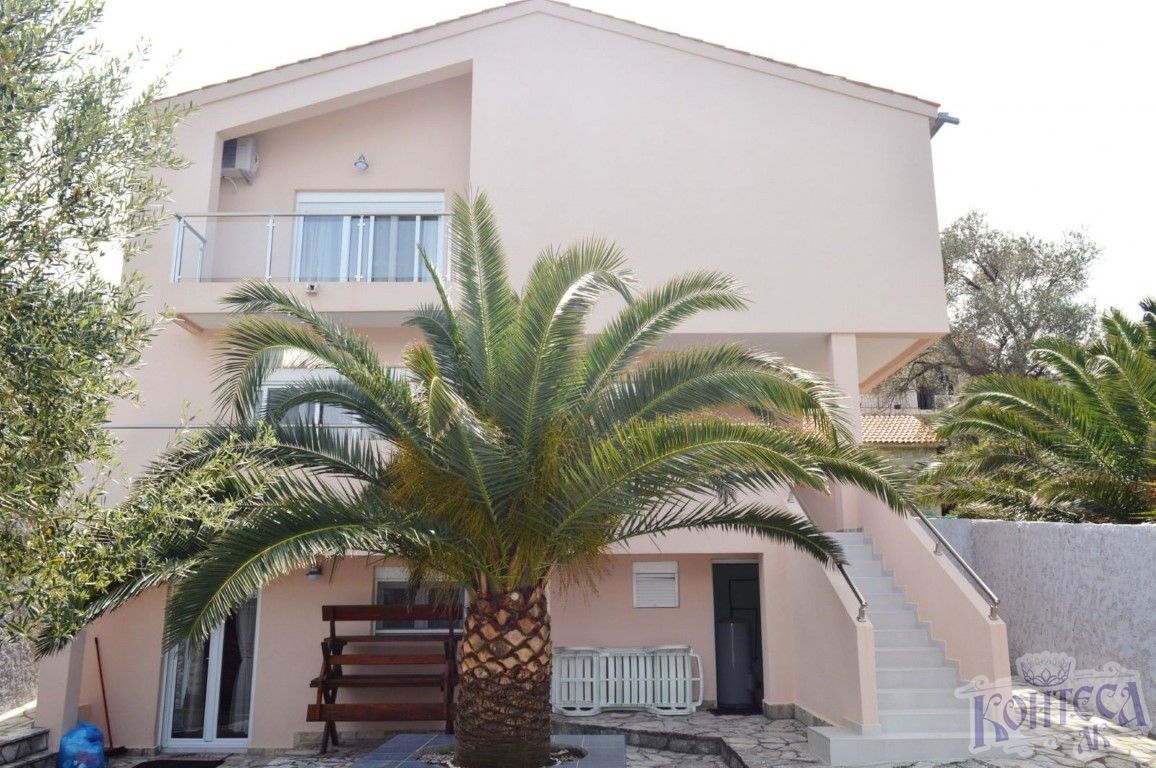 Дом в Крашичи 5 метрах от моря рядом с пляжем !